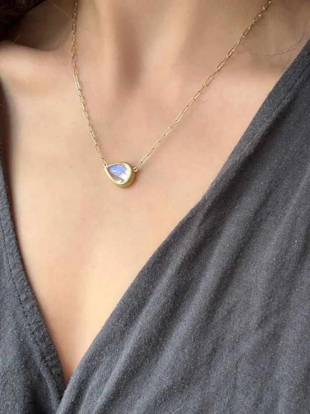 18 Karat Gold Pear Shaped Ceylon Moonstone Necklace - 6.75 carats