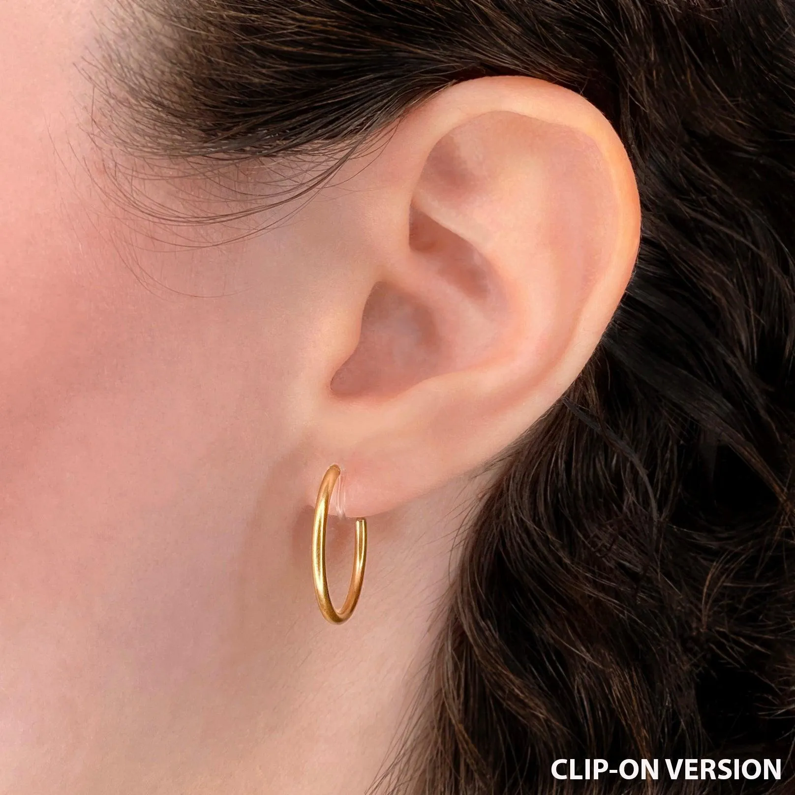 SMALL HOOP EARRINGS IN GOLD